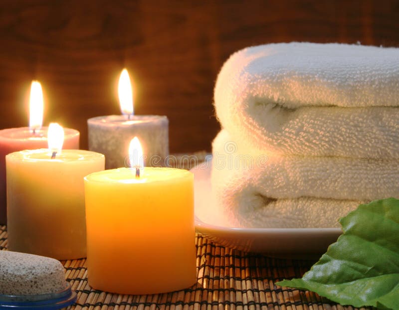 Asciugamani, candele aromatiche e il benessere, oggetti per rendere il mood rilassante.