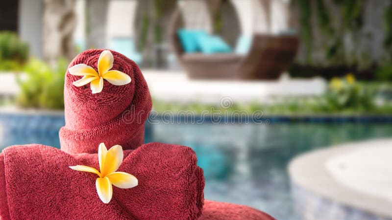 Khăn tắm và hoa trên ghế ngoài trời tại khu nghỉ dưỡng spa với hồ bơi sẽ mang lại cho bạn không khí thư thái và tươi mới. Đặc biệt, không gian này được thiết kế đẹp mắt và hiện đại, sẽ khiến bạn cảm thấy thật sự thoải mái sau một ngày dài tham quan và khám phá. Hãy đến và tận hưởng những trải nghiệm tuyệt vời tại khu nghỉ dưỡng của chúng tôi! 