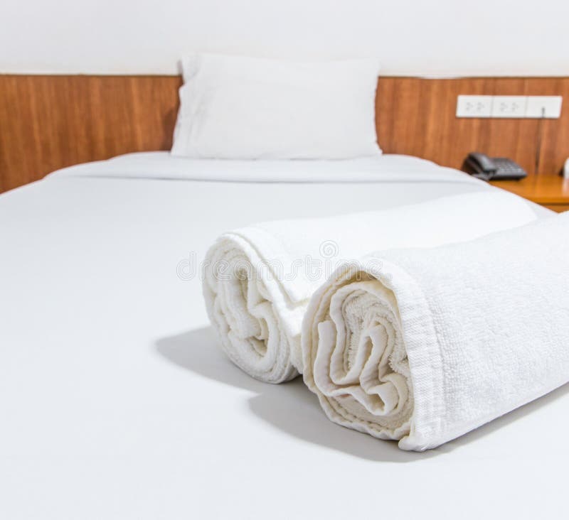 Полотенце на кровати. Полотенца на кровати. Сложенные полотенца на кровати. Полотенце отель кровать. Красиво полотенца на кровати в хостеле.