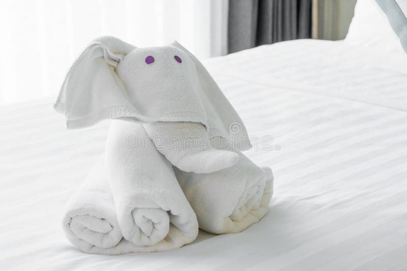 Towels in elephants shape on white bed Comfortable soft stock images Towels in elephants shape on white bed Comfortable soft stock images