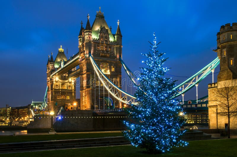 Il Tower Bridge è un combinato di gran classe e sospensione bridge di Londra, Inghilterra, che attraversa il Fiume Tamigi.