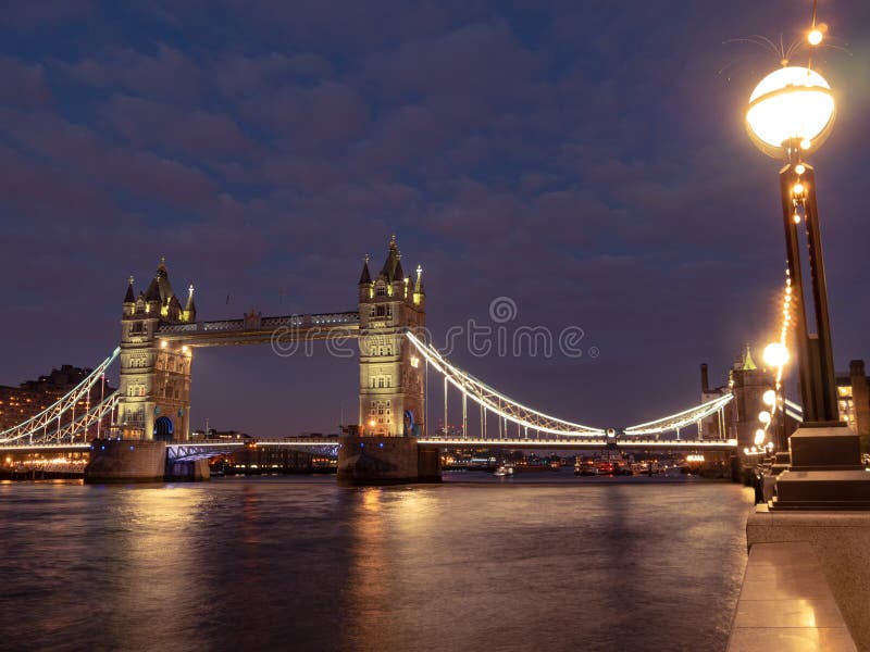 Tower Bridge En Londres, Gran Angular, Puesta De Sol Foto de archivo