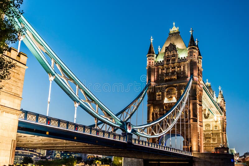 Noční pohled z mostu Tower Bridge v Londýně, Anglie.