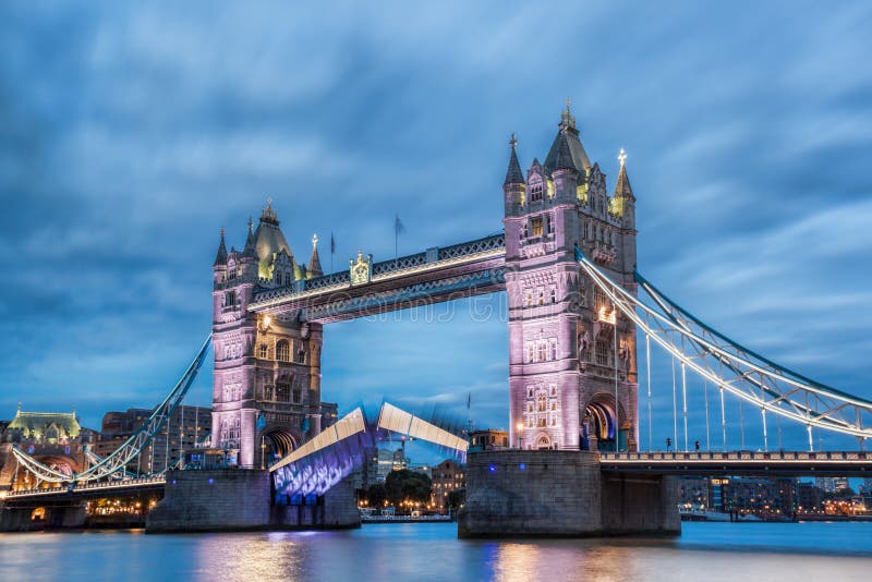 Tower Bridge met open gate in de avond, Londen, Engeland, Verenigd Koninkrijk royalty-vrije stock foto Tower Bridge met open gate in de avond, Londen, Engeland, Verenigd Koninkrijk royalty-vrije stock foto