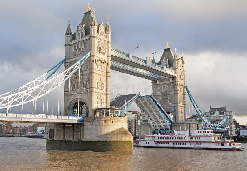 boat trip london tower bridge