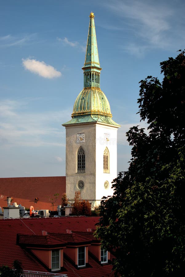 Věž katolického kostela v Bratislavě na Slovensku 11.9.2020