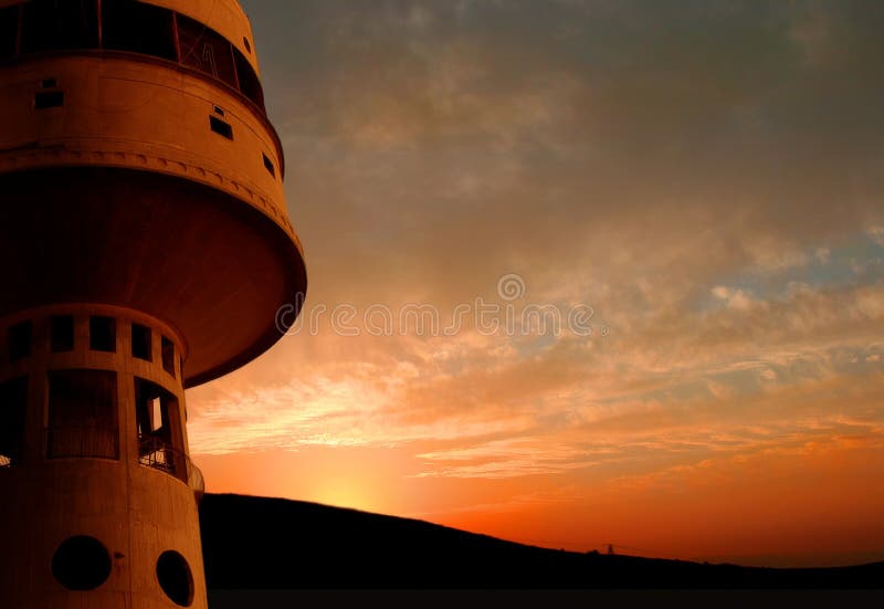 Turm über der Stadt von Migdal haEmek(Israel), fotografiert vor einem Sonnenuntergang im hintergrund.