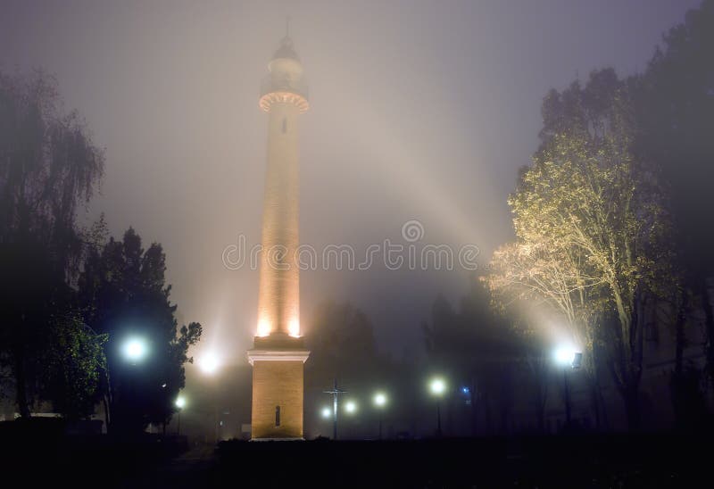 Antica torre di guardia dopo il calar della notte, illuminato nella nebbia.