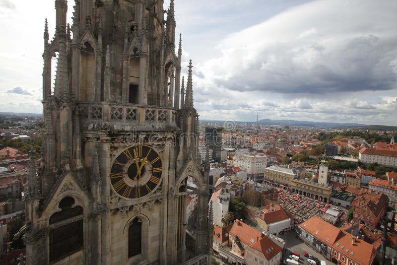 Orologio sulla torre della Cattedrale di Zagabria.