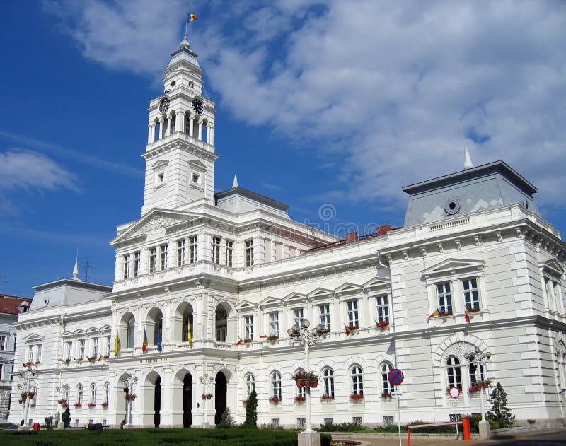 Zobrazenie na šírku white Town Hall, budova najzápadnejšej mesto Arad Rumunsko, kúpanie v nedeľu popoludní.