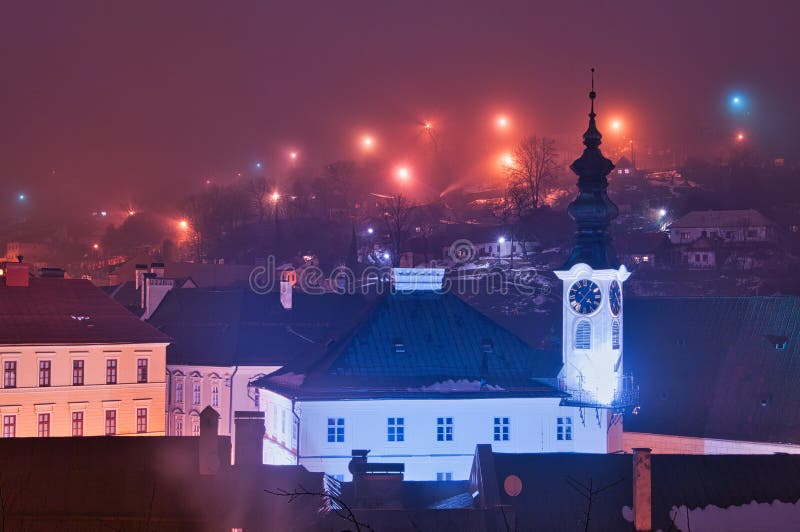 Radničná veža v Banskej Štiavnici počas zimného večera