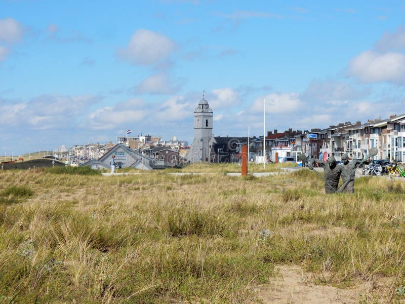 Townscape Katwijk aan Zee с церковью, жилищами и дюнами с травой стоковое фото Townscape Katwijk aan Zee с церковью, жилищами и дюнами с травой стоковое фото