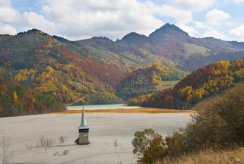 Umělé jezero vytvořené v Geamana Vesnice, Alba county, Rumunsko, pro uložení toxického odpadu z dolu operace u Rosia Montana.