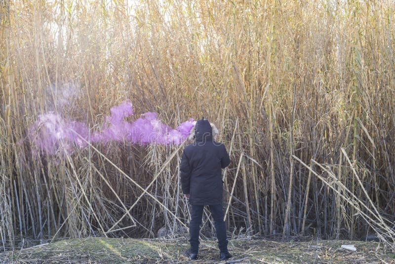 Toxic, человек с дымом на его голове в сиротливом месте, lon концепции стоковое фото rf Toxic, человек с дымом на его голове в сиротливом месте, lon концепции стоковое фото rf