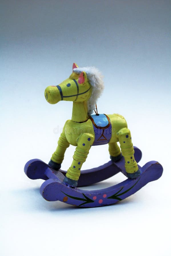 De madera juguete balanceo juguete un caballo.