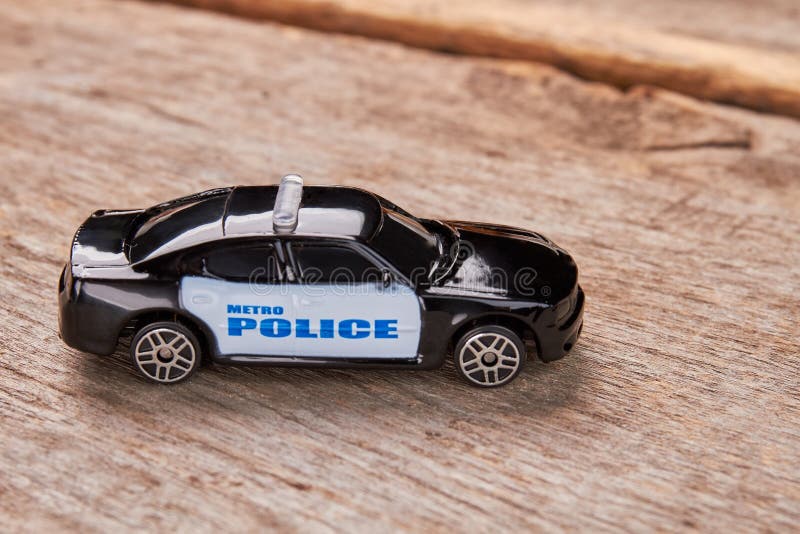 Toy Police Car sur un plancher en bois images libres de droits Toy Police Car sur un plancher en bois images libres de droits