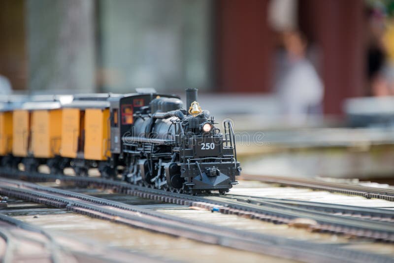 Toy Train sulla pista e sul modello Railroad Exhibit immagini stock libere da diritti Toy Train sulla pista e sul modello Railroad Exhibit immagini stock libere da diritti