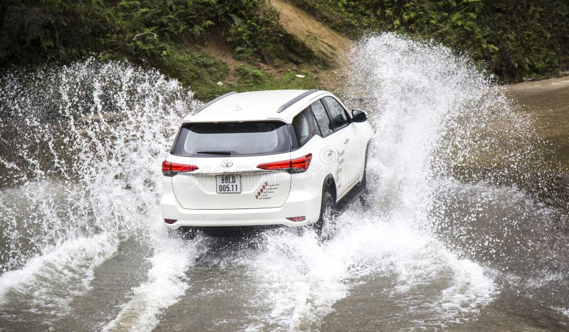 Toyota Fortuner 2017 SUV w próbnej przejażdżce fotografia stock Toyota Fortuner 2017 SUV w próbnej przejażdżce fotografia stock