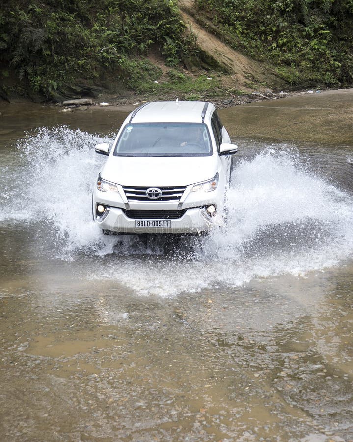 Toyota Fortuner 2017 SUV w próbnej przejażdżce zdjęcie stock Toyota Fortuner 2017 SUV w próbnej przejażdżce zdjęcie stock