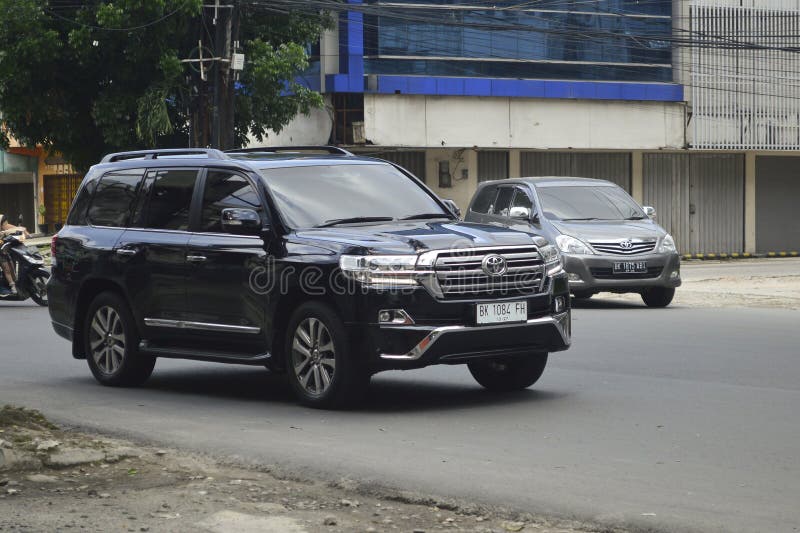 Toyota Land Cruiser VX-R V8 AWD SUV Editorial Photo - Image of truck