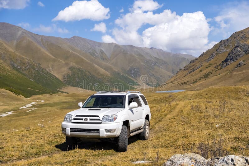  Toyota 4runner en las montañas.  Viaje de verano fuera de la carretera.  Paisaje rural.  coche, turismo, editorial Colección de imágen