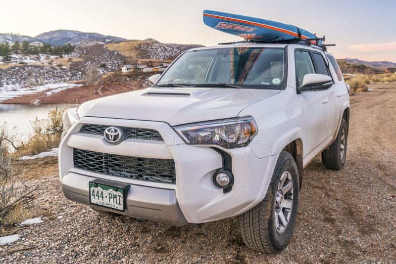 Toyota 4Runner SUV z paddleboard obraz stock Toyota 4Runner SUV z paddleboard obraz stock