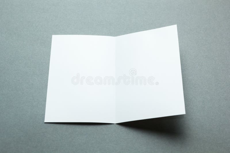 Tożsamość projekt, korporacyjni szablony, firma styl, pusta biała falcowanie papieru ulotka na szarym tle fotografia stock Tożsamość projekt, korporacyjni szablony, firma styl, pusta biała falcowanie papieru ulotka na szarym tle fotografia stock