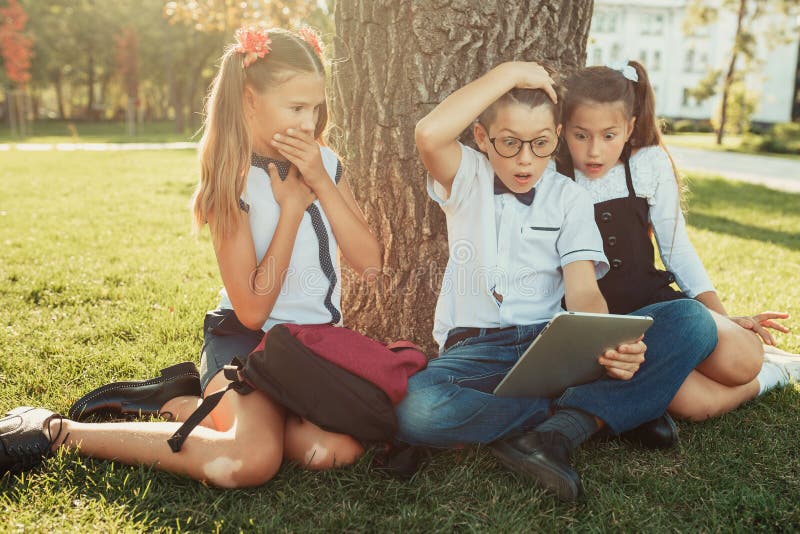 Jogo De Tablet Para Crianças Felizes, Crianças Ou Amigos Se Divertindo,  Vínculo E Jogar Jogos Online Da Juventude Em Casa. Família, Felicidade E  Jovem Menina Ou Irmãs Sorriem Enquanto Jogam Divertido Jogo