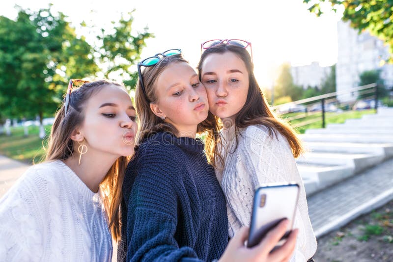 Meninas Bonitas Hora Verão Menina Fato Banho Férias Adolescente Menina  fotos, imagens de © kapinosova #432253304