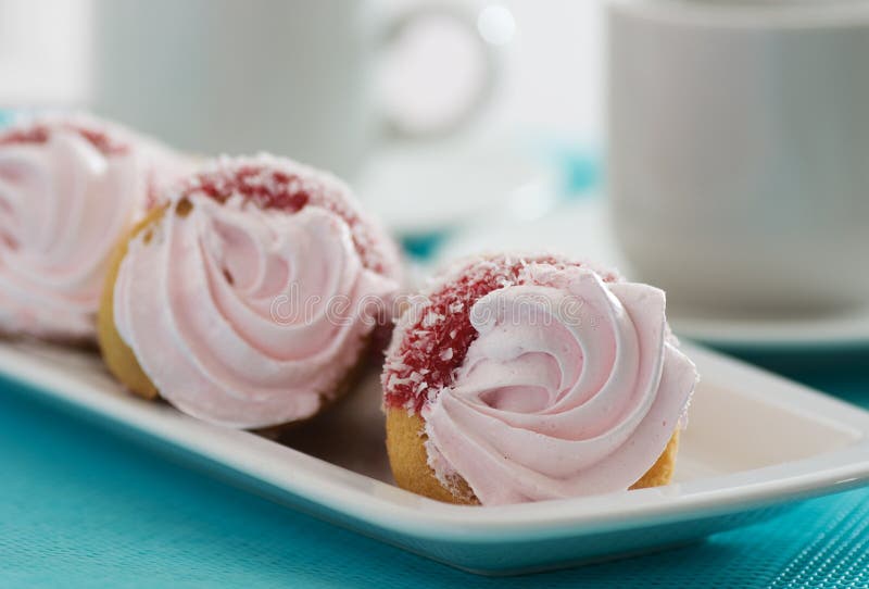 Bolo De Creme Cor-de-rosa Bonito Com Uma Decoração Do Chapéu De Coco Da  Princesa Imagem de Stock - Imagem de delicioso, romance: 112254399