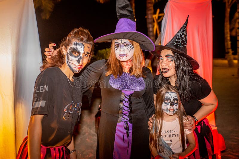 Bruxa Assustadora Sentada Perto Do Caixão Com Cadáver Durante a Festa De  Halloween No Cemitério Artificial Na Praia Foto de Stock Editorial - Imagem  de corvo, cara: 170544693