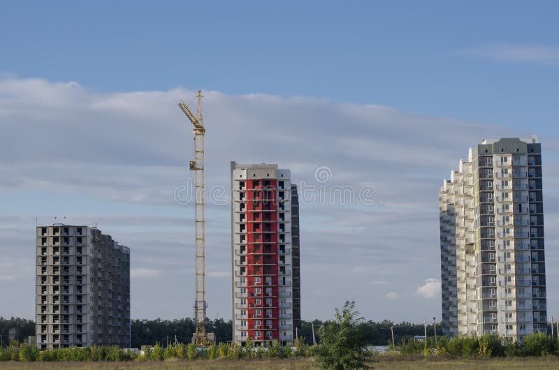 Guindaste De Construção No Fundo Da Cidade. Foto Royalty Free, Gravuras,  Imagens e Banco de fotografias. Image 30929961