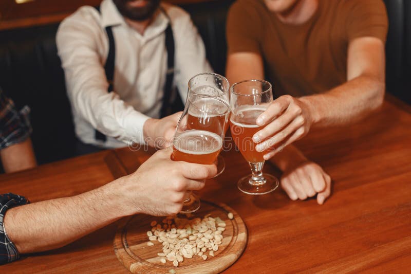 5,743 Fotos de Stock de Bebendo Uma Cerveja Com Amigos - Fotos de Stock  Gratuitas e Sem Fidelização a partir da Dreamstime - Página 52