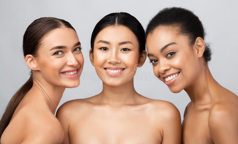 Três Lindas Meninas Diferentes Se Posando Sorrindo E Olhando Para a Câmera  Imagem de Stock - Imagem de povos, bandeira: 203904001