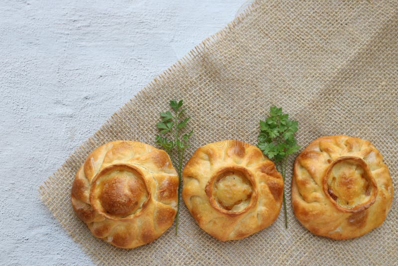 Torta De Galinha Russa Tradicional Kurnik Num Prato Colocado Num Guardanapo  De Mesa Sobre Fundo Cinzento, Vista Lateral Imagem de Stock - Imagem de  marrom, casserol: 161445511