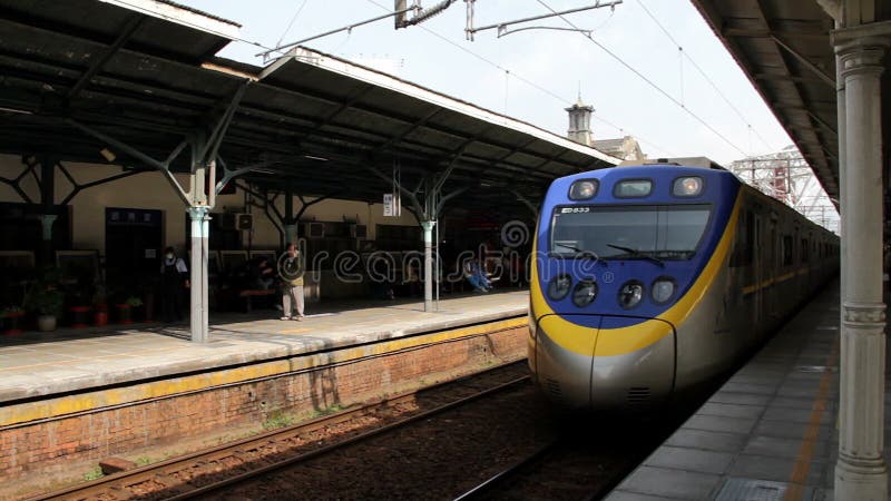 TRA-Pendeltrein bij Taichung-Post HD stock video