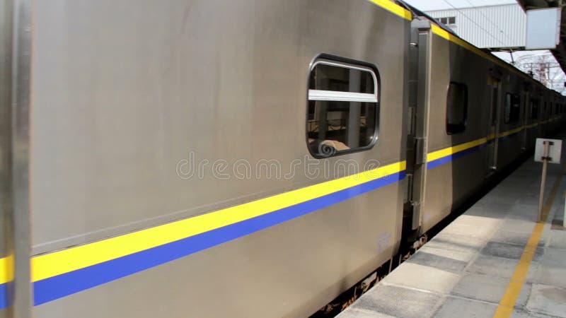 TRA-Pendeltrein bij Taichung-Post HD stock videobeelden