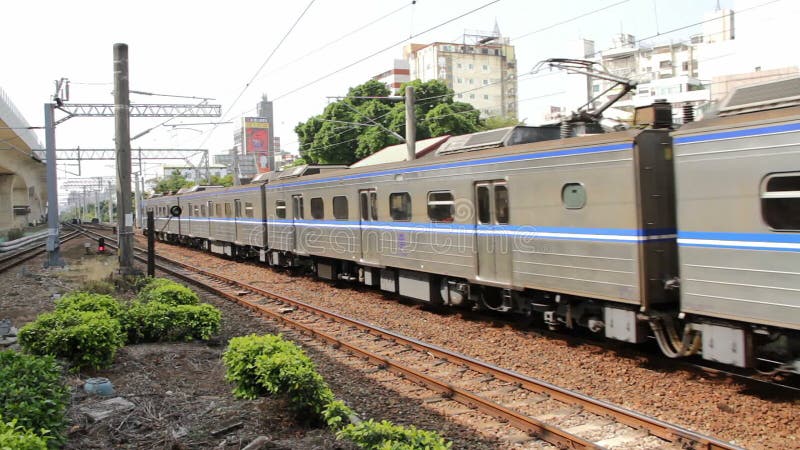 TRA-Pendeltrein bij Taichung-Post HD stock video