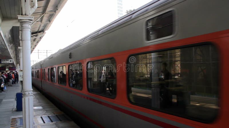 TRA Tze Chiang Express Train bij Tcihung-Post HD stock video