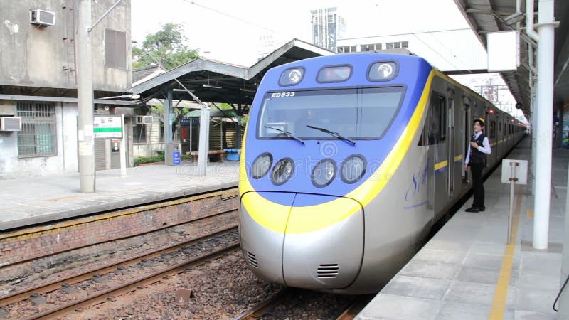 TRA Tze Chiang Express Train bij Tcihung-Post HD stock video
