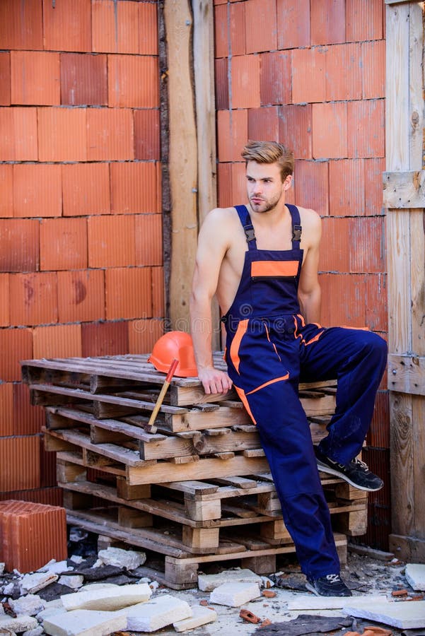 Trabajador De Confianza. Racores De Sombrero Duro Para Reparadores  Profesionales. Hombre Constructor En Ropa De Trabajo. Construcc Foto de  archivo - Imagen de idea, sombrero: 159272772