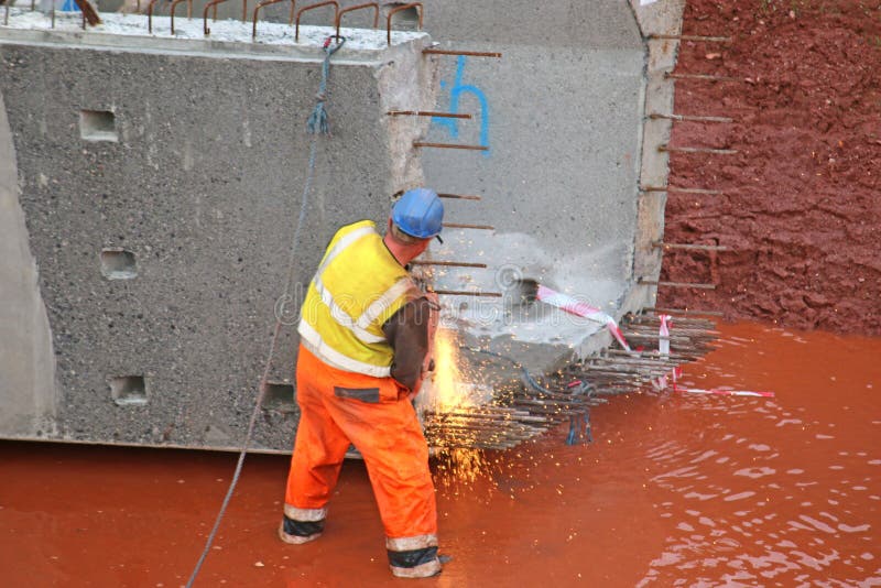 Trabajador de construcción con un haz de puente imagen de archivo libre de regalías Trabajador de construcción con un haz de puente imagen de archivo libre de regalías