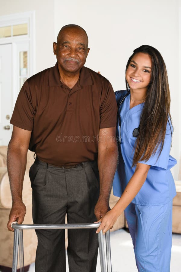 Trabajador de la atención sanitaria y paciente mayor
