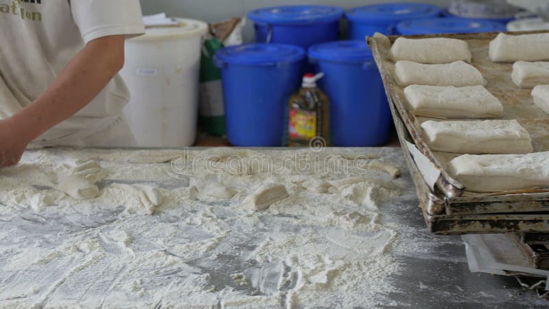Trabajador de la panadería que hace los panes de Ciabatta