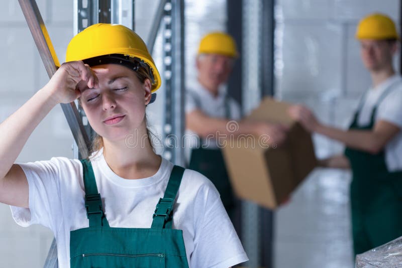 Trabajador de planta femenino cansado fotografía de archivo libre de regalías Trabajador de planta femenino cansado fotografía de archivo libre de regalías