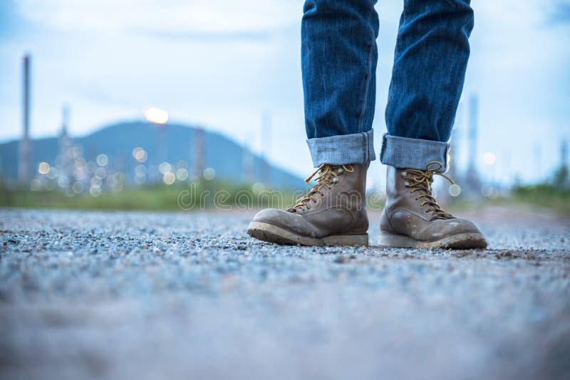 Racional techo Despido Trabajador De Seguridad De Botas En El Sitio De Construcción. Ingeniero Usa  Jeans Y Botas Marrones Para La Seguridad De Los Trabaj Foto de archivo -  Imagen de vaqueros, ropa: 180746896