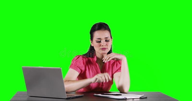 Trabajador de sexo femenino aburrido con el ordenador portátil en el escritorio