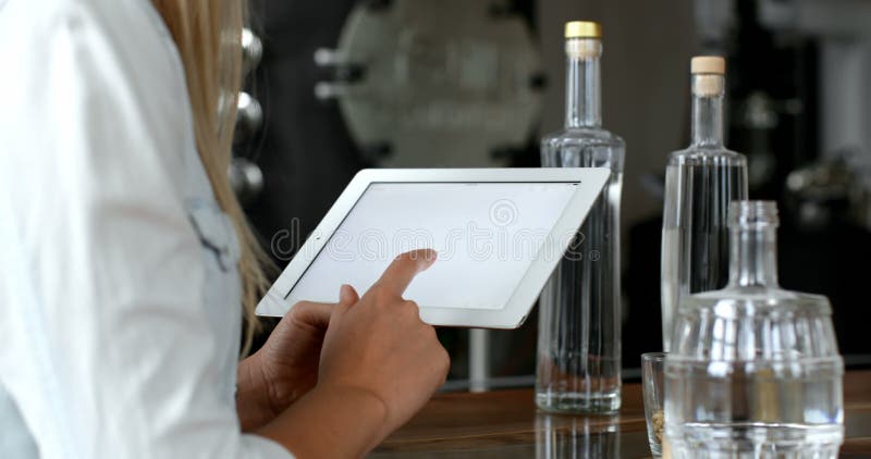 Trabajador de sexo femenino usando la tableta digital en la f?brica 4k de la destiler?a