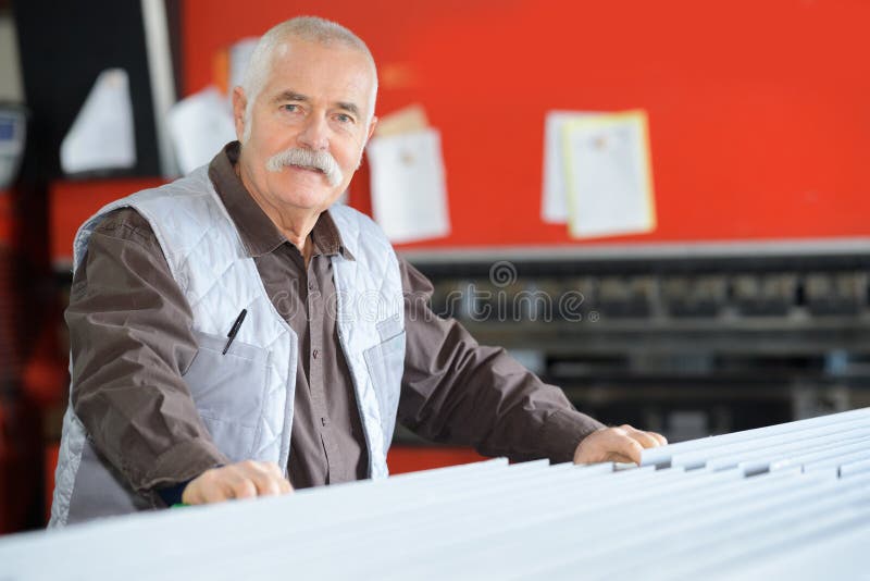 Trabajador de sexo masculino mayor del retrato imágenes de archivo libres de regalías Trabajador de sexo masculino mayor del retrato imágenes de archivo libres de regalías