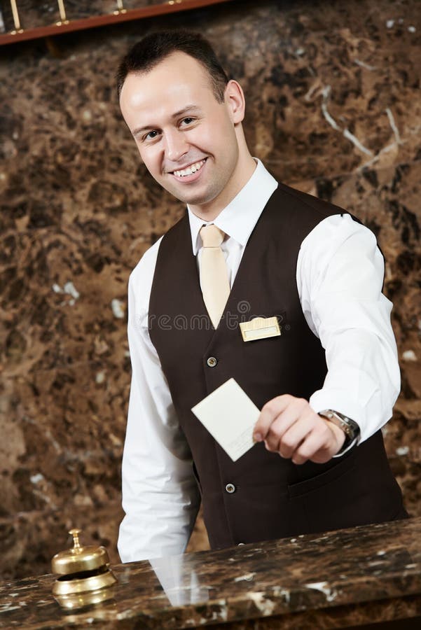 Trabajador del hotel con la llave electrónica foto de archivo Trabajador del hotel con la llave electrónica foto de archivo